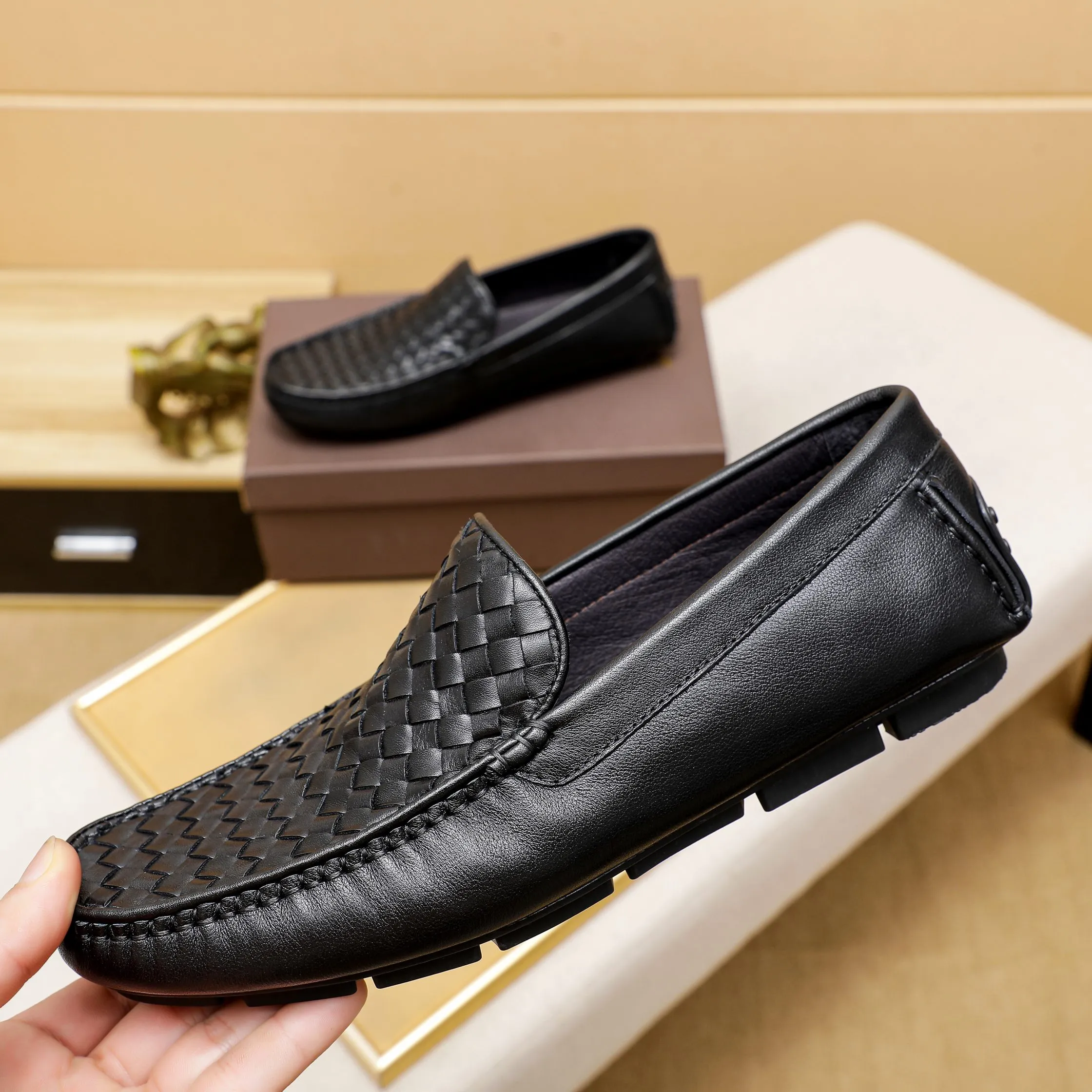 Factory price: 400￥🔥BV, high quality, the upper is made of imported first-layer soft cowhide genuine weaving + pigskin lining + the latest hardware buckle, the official website is 1:1 and the sole is only used for the sole. Rubber-resistant rubber outsole, counter quality 🙏 Customized for trendy men. Versatile style 💋Picture is black. Optional, code number: 38-44…